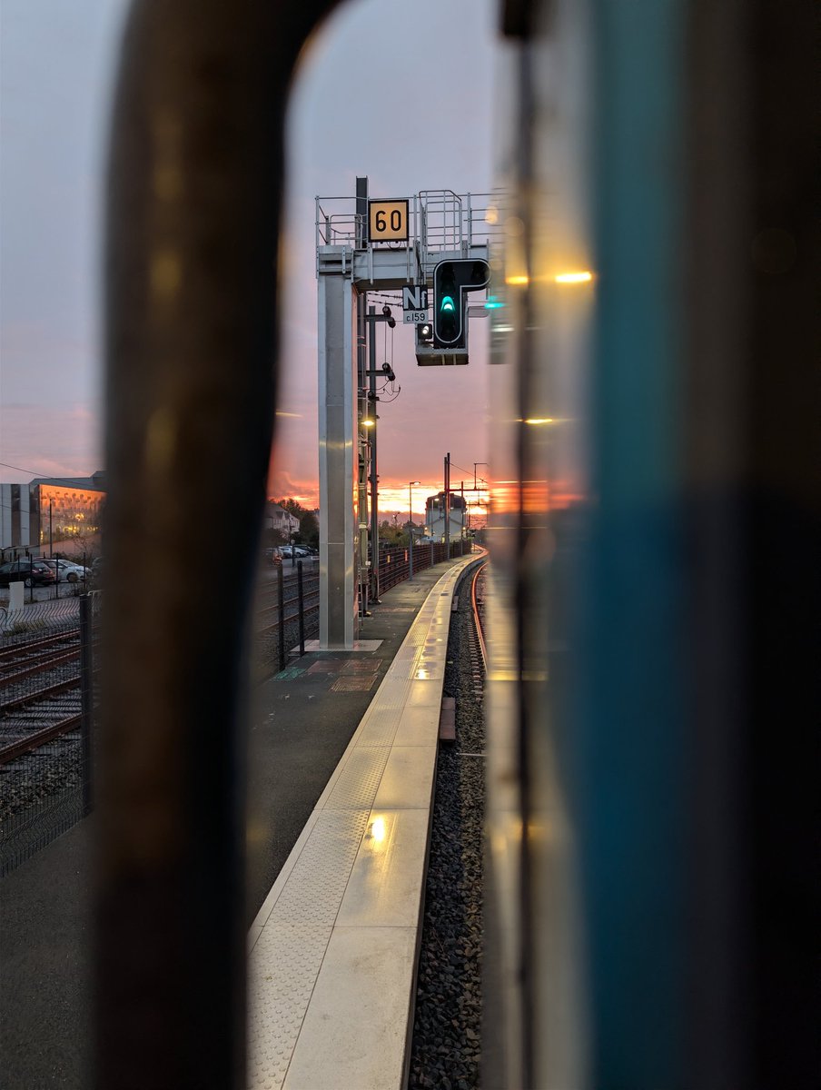 Hier il a flotté toute l'après-midi et le soir on a eu le droit a ce magnifique moment 🤩 
📍 Ancenis 
<a href="/TERPays2LaLoire/">TER Pays de la Loire</a>