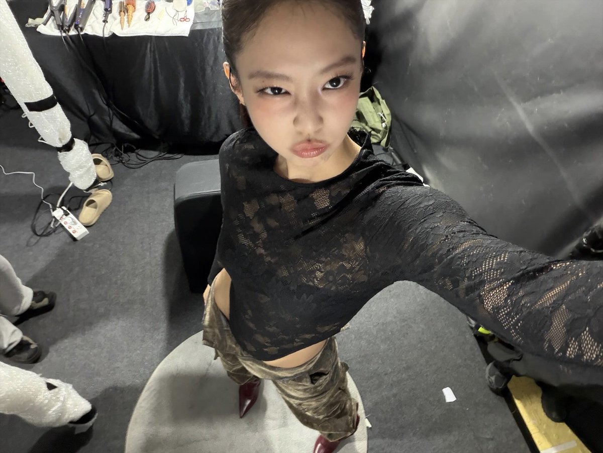 JennieDCGallery's tweet photo. 251030 #JENNIE IG Update (3)

BKK 🩶 so much love in this city https://t.co/YSbXsFyTi8