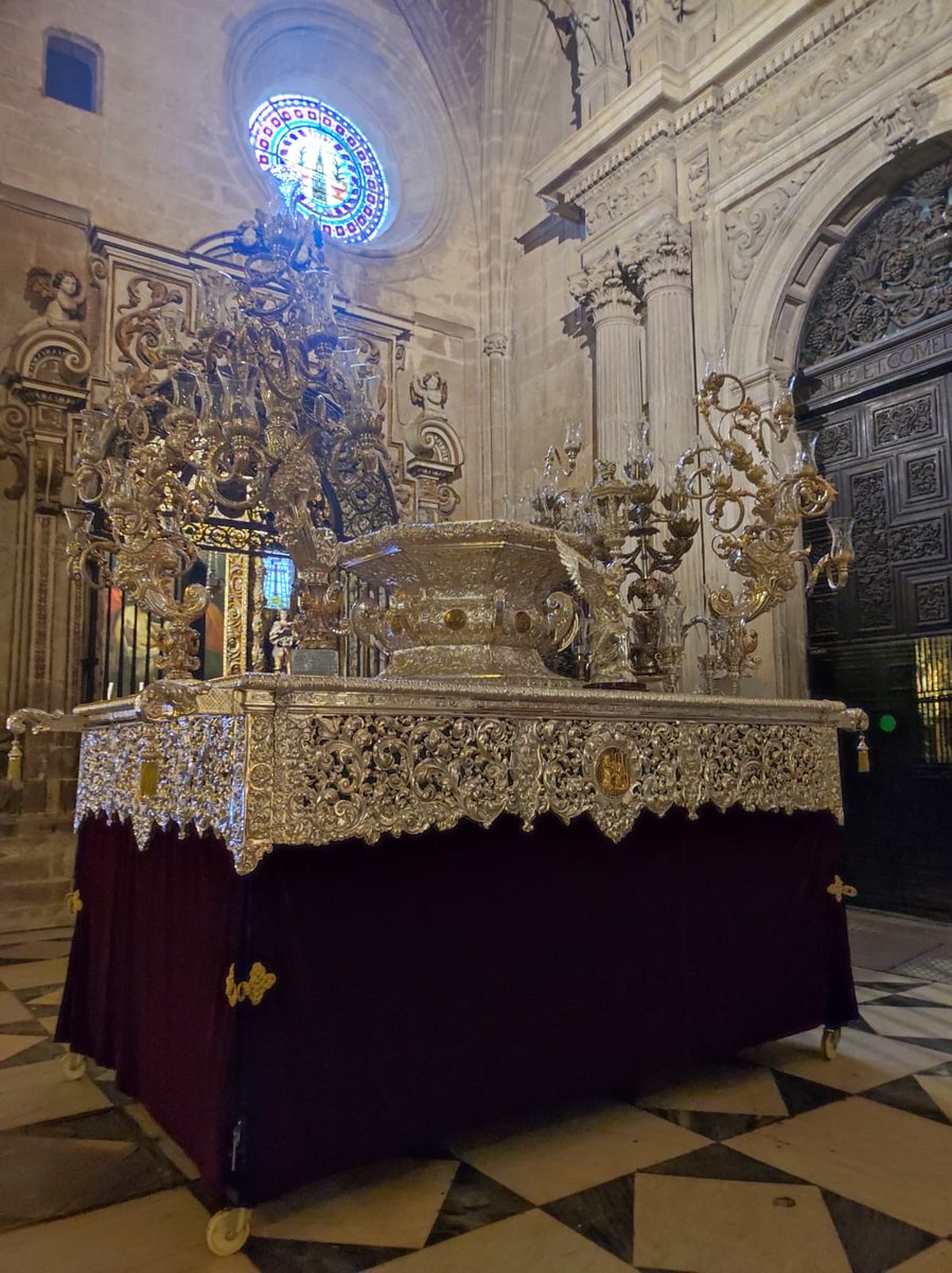El paso de la Inmaculada de La Algaba ya está en la <a href="/CatedraldeSev/">Catedral de Sevilla Oficial</a> para la procesión de regreso de la <a href="/EspDeTriana/">Esperanza de Triana</a> del próximo sábado.  📸 Manuel Fernández