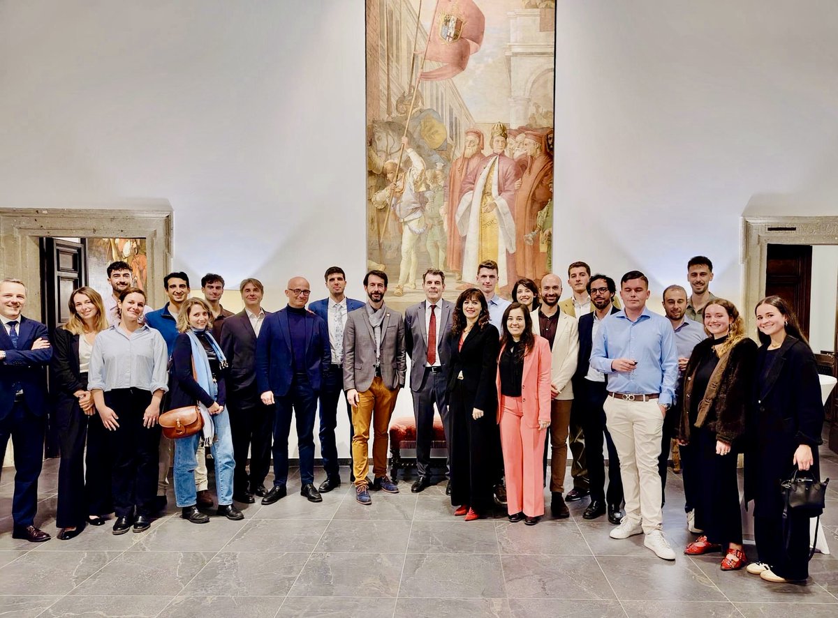 ambasciatasvizz's tweet image. Questa settimana, l’Ambasciatore🇨🇭Roberto Balzaretti ha ospitato 25 alumni e studenti provenienti dalle eccellenze accademiche svizzere.
🙏a tutte e tutti coloro che hanno partecipato e reso questa serata speciale!