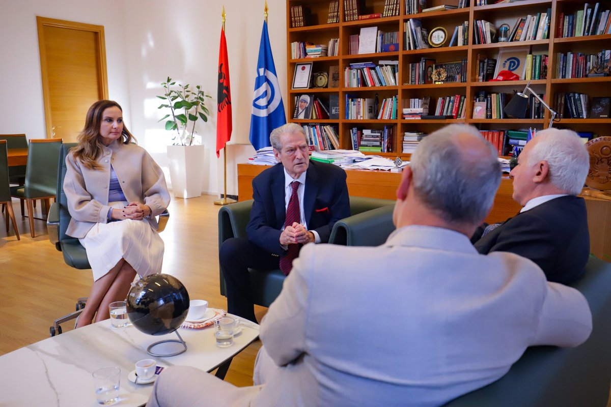 saliberisha_'s tweet photo. Takim me kryetarin e komitetit të Stabilizimit në Parlamentin Europian Marco Tarquinio, anëtarin e këtij komiteti dhe referentin e Paralamentit Europian për Shqiperinë Andreas Schieder. 

Në këtë takim pas falenderova miqtë për mbështetjen që i japin procesit të integrimit të Shqipërisë në BE, theksova se problemet madhore me të cilat përballet vendi janë:

Instalimi i narkoshtetit të parë dhe të vetëm në Europë që po shkatërron shtetin ligjor, ekonominë, dhe shoqërinë e vendit dhe po varfëron pandalshëm shqiptarët dhe po largon masivisht shqiptarët nga Shqipëria.
Shtypja e pluralizmit politik, persekutimi i opozitës dhe mohimi i të drejtave kushtetuese të saj dhe shndërrimi i procesit zgjedhor në farsë zgjedhore.
Korrupsioni i papërmbajtur i qeveritarëve dhe lidhjet e tyre me krimin. 

Në takim theksova se Edi Rama nëpërmjet mediave dhe diplomatëve të korruptuar që kontrollon mashtron dhe trillon duke paraqitur opozitën, betejën e saj për votën e lirë për luftën kundër narkoshtetit dhe korrupsionit, sikur nuk e do integrimin në BE. Këto janë mashtrime banale të propagandës të paguar të Edi Ramës. 

Partia Demokratike që në themelimin e saj ka qenë forcë kryesore e integrimit të vendit në KE në NATO dhe në BE. Ajo konsideron integrimin e Shqipërisë në BE si të ardhmen më të ndritur për shqiptarët, por beson se ky proces duhet të bazohet në meritë, në reforma, dhe jo në suksese imagjinare dhe propagande trilluese! Takimi ishte i hapur.