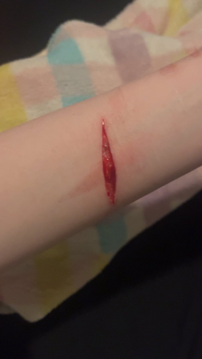 luvcreeps's tweet image. bruuuh i got a Papercut -_- #988twt #shtwt #988shtwt