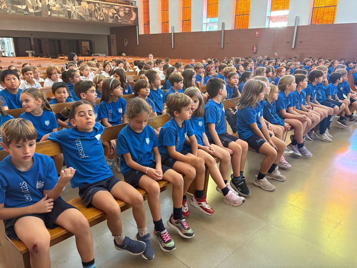JesuitaAlicante's tweet image. 🙏 Los alumnos de 1º y 2º de #Primaria celebraron en la capilla el inicio de curso con peticiones, palabras de agradecimiento y mucha alegría por este nuevo comienzo💛

El acto terminó cantando el lema de este año: “Libres para servir”. 🎶

#LibresParaServir #educaciónjesuitas