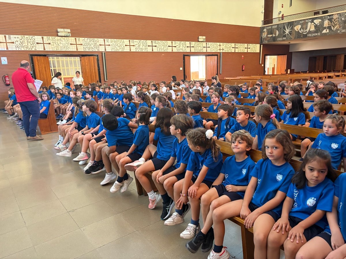 JesuitaAlicante's tweet image. 🙏 Los alumnos de 1º y 2º de #Primaria celebraron en la capilla el inicio de curso con peticiones, palabras de agradecimiento y mucha alegría por este nuevo comienzo💛

El acto terminó cantando el lema de este año: “Libres para servir”. 🎶

#LibresParaServir #educaciónjesuitas