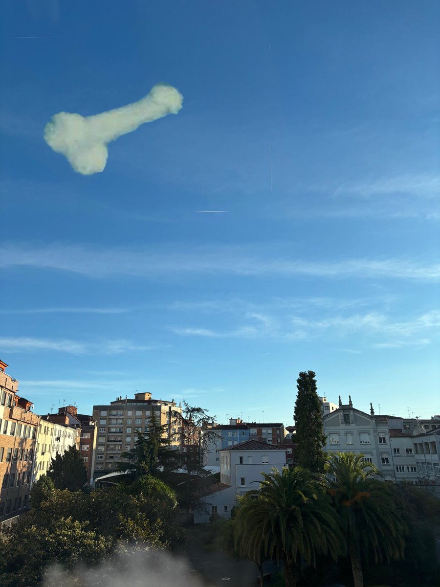 de1beef's tweet photo. Empiezo a creerme un poco a Marcos Llorente, no puedo creerme que este cielo de #gijon sea normal. Parece que va a fumigar pronto. https://t.co/6Nc7aqBXJy