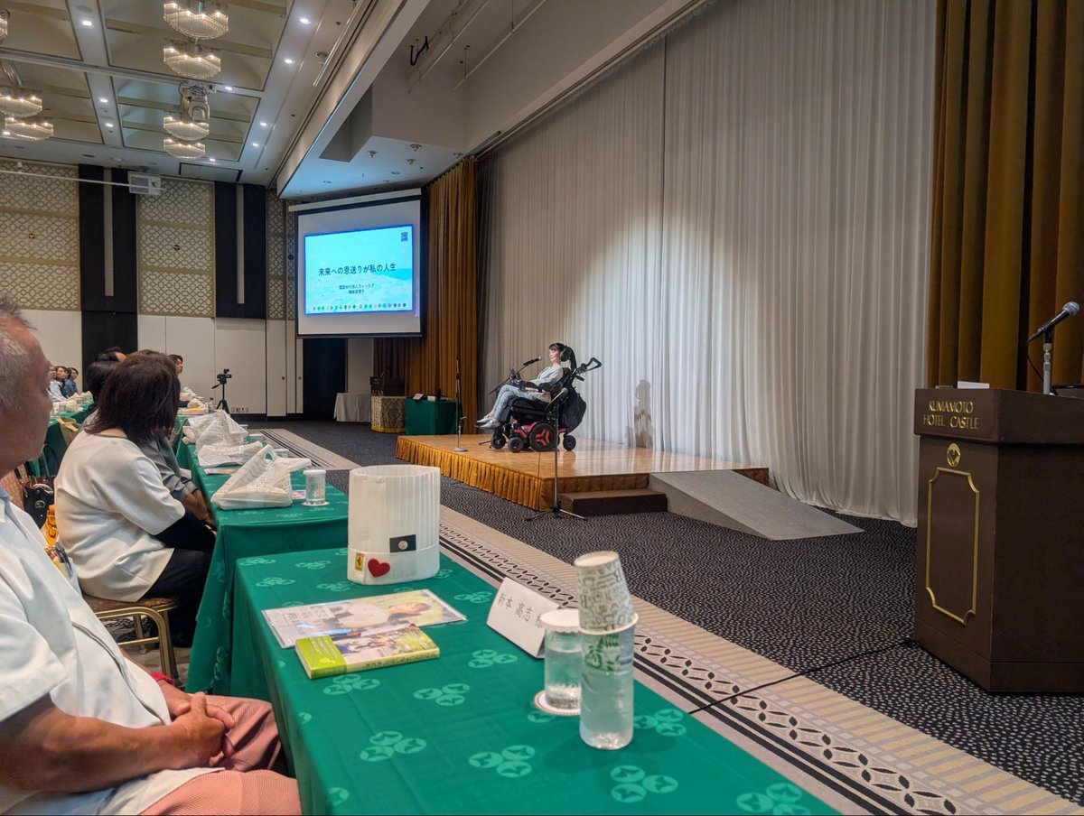 WheeLog_App's tweet image. 【講演会報告】
10月、合資会社ダスキン熊本様の「創業60周年記念感謝の会」で、代表・織田友理子が講演を行いました。
講演では、難病である遠位型ミオパチーの患者会PADMの設立、そしてウィーログ誕生に至るまでの軌跡や未来に私たちが何ができるかについて講演しました。
wheelog.com/hp/archives/35…