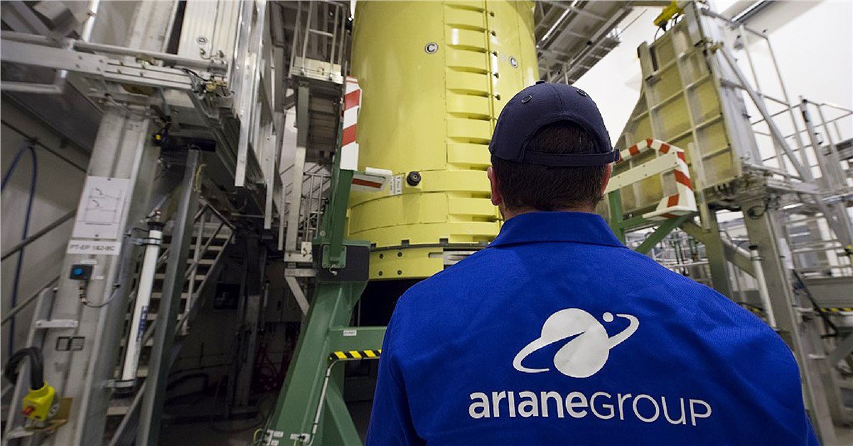 🚀 Fransa, M51.3 balistik füzesini envantere aldı

Fransa, deniz tabanlı nükleer caydırıcılığında yeni bir döneme geçti.

Savunma Tedarik Ajansı (DGA), ArianeGroup tarafından geliştirilen M51.3 balistik füzesinin hizmete girdiğini açıkladı.

Yeni füze, M51.1 ve M51.2 modellerinin