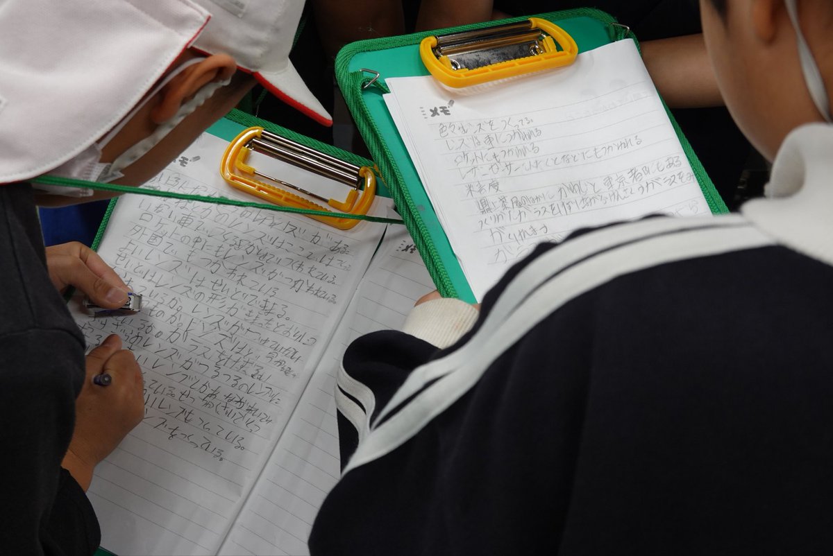 NatsumeOpt's tweet photo. 約110名の鼎小学校3年生の皆さんが会社見学に来てくれました！！実際にレンズの製作過程を見学したり、光の仕組みを使った実験や望遠鏡・顕微鏡を使っての体験をしたり…🥳「夏目光学で将来働きます！」と言ってくれた生徒さんも！嬉しい…☺️ぜひお待ちしています！

#モノづくり
#飯田市
#鼎小学校 https://t.co/7ovd990Blv