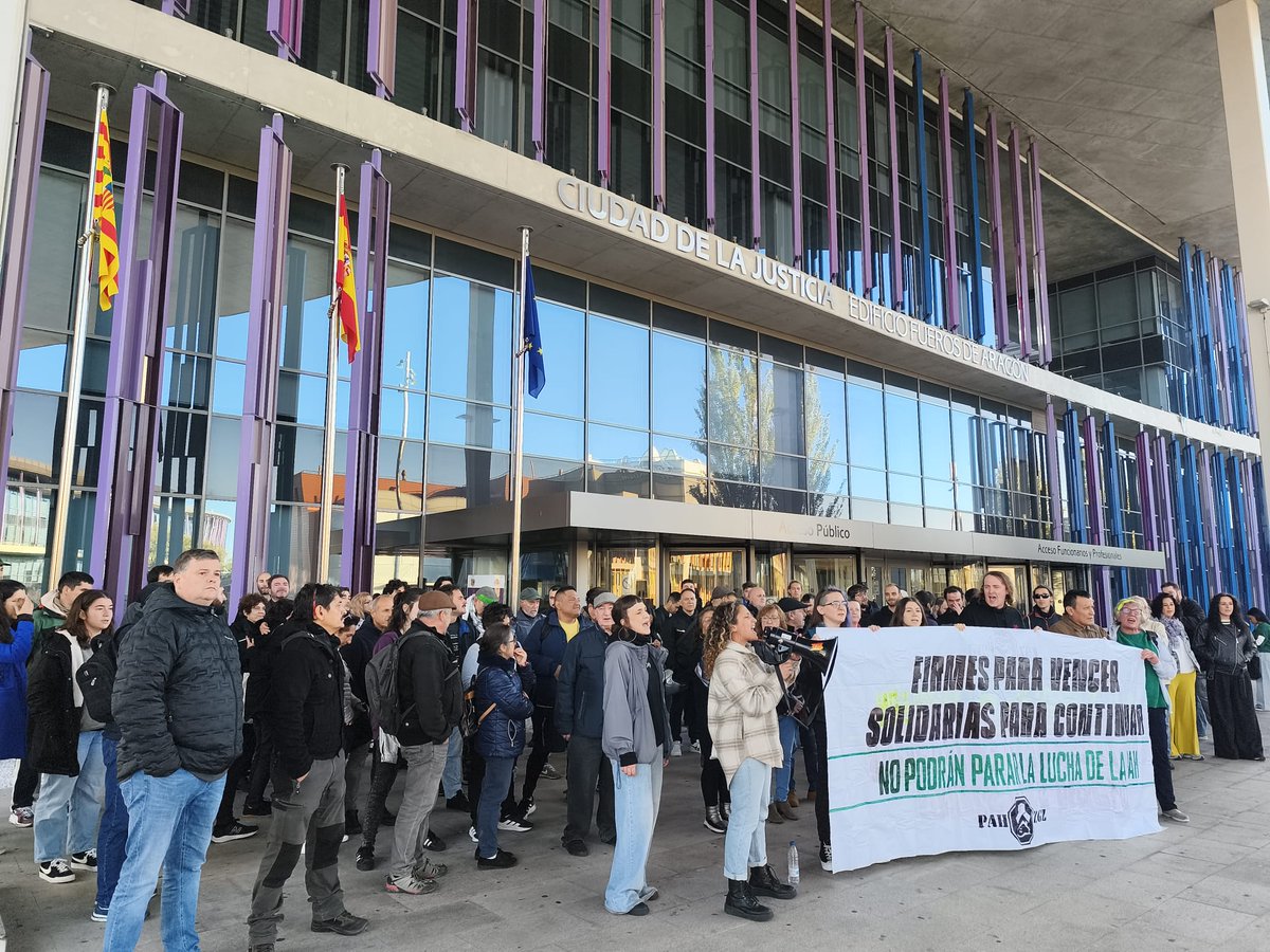Más de un centenar de personas apoyándonos a las puertas del Juzgado.

Que <a href="/FundlaCaixa/">Fundación ”la Caixa”</a>, Fiscalía y todas las instituciones y especuladores lo tengan claro: Su represión no nos frenará.

NO PODRÁN PARAR LA LUCHA DE LA PAH