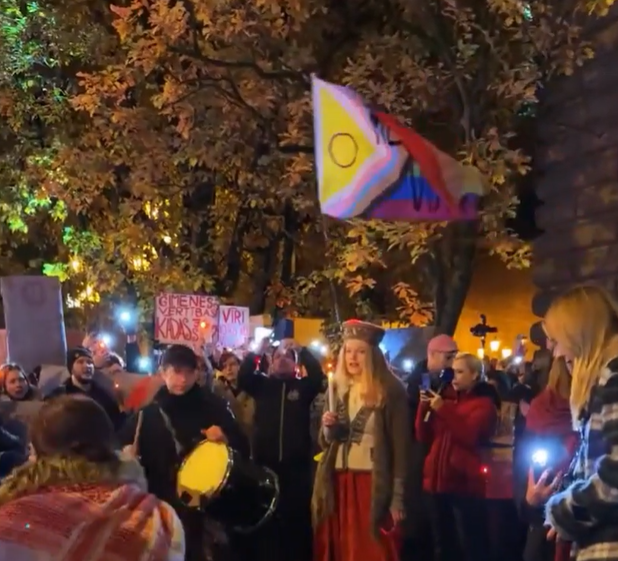 SK nav par transiem! 
Meanwhile protestētāji ar transu un LGBTQI44++NVQ karogiem: