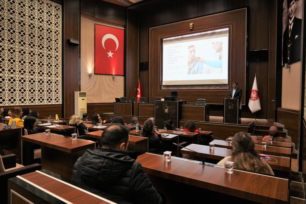 📍Ankara
Kadın, aile, çocuk ve engelli birimlerinde hizmet veren sosyal çalışma görevlilerine  yönelik mesleki bilgi ve uygulama birliğini güçlendirmek amacıyla “Danışmanlık Tedbiri Uygulama Usul ve Esasları” konulu eğitim verildi.

<a href="/tcailesosyal/">T.C. Aile ve Sosyal Hizmetler Bakanlığı</a> <a href="/Ankaraashm/">Ankara Aile ve Sosyal Hizmetler İl Müdürlüğü</a> <a href="/ayildirimkara/">Ayşegül Yıldırım Kara</a>
