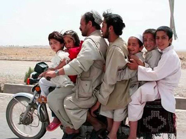 구라안치고 한 좌석에 이렇게 앉아야할판