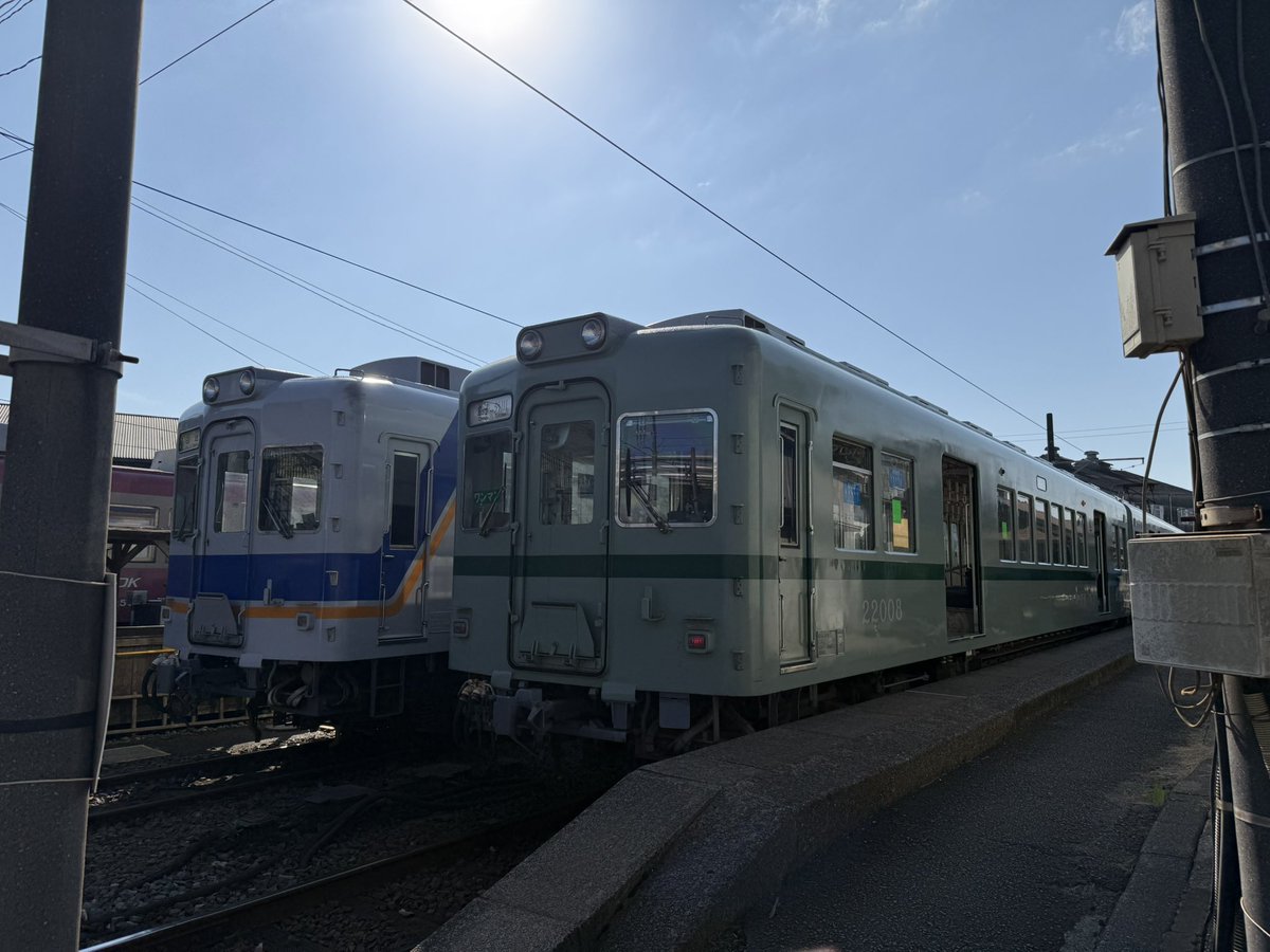 関東で地元の電車走ってるの違和感しかねえ