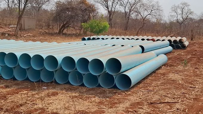 SimangalisoDub5's tweet photo. A game-changer for #Chegutu! 

The 14km water pipeline from Suri Suri Dam is nearing completion, set to revolutionise agriculture, boosting  irrigation &amp; generating vital employment for local communities. A  testament to @edmnangagwa's visionary leadership @dextertawona @Mug2155 https://t.co/15LtEX6VgN