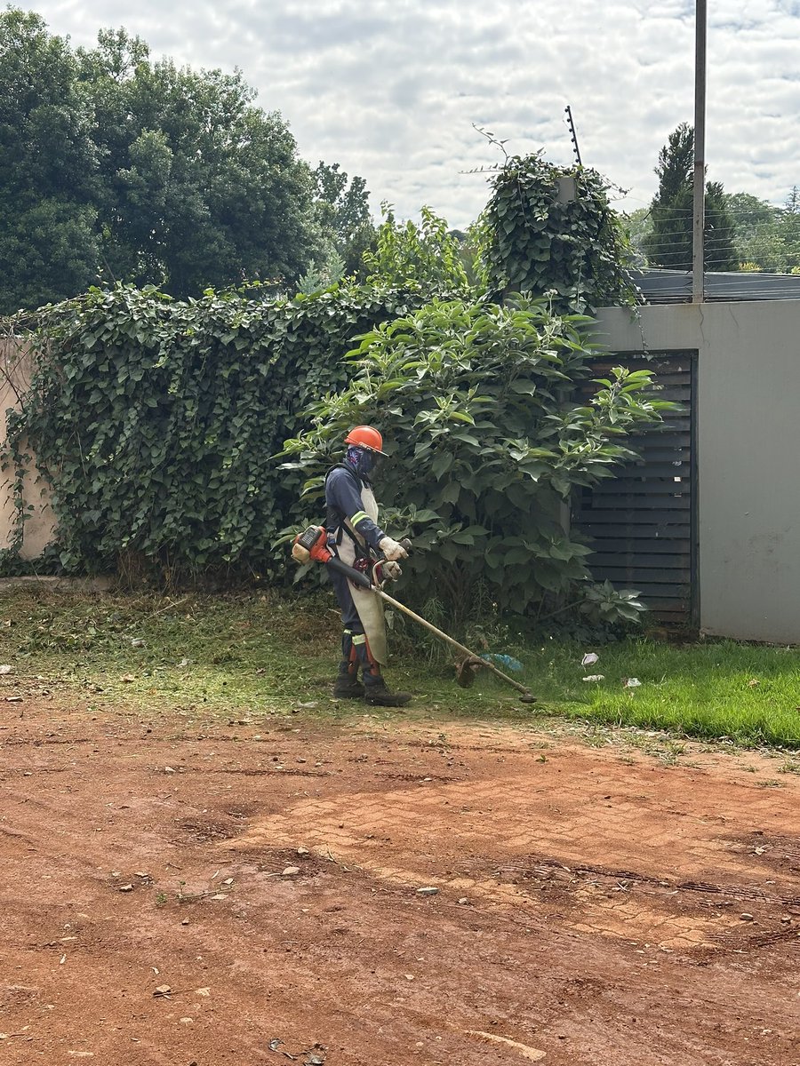 High Impact Service Delivery Operation in Frankbrown Park ward 87 <a href="/JoburgParksZoo/">JoburgParksZoo</a> is grass cutting &amp; tree pruning and team AFSU is skoffelling <a href="/CityofJoburgZA/">City of Joburg</a> <a href="/DadaMorero/">Executive Mayor of the City Of Joburg</a> <a href="/CRUM_CoJ/">Citizen Relationship & Urban Management</a>