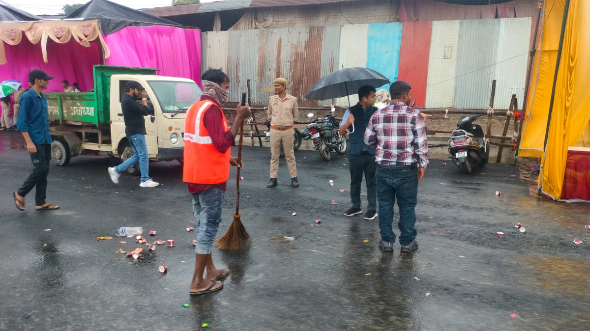 आस्था की नगरी अयोध्या धाम में चल रही पावन 14 कोसी परिक्रमा के दृष्टिगत नगर आयुक्त श्री <a href="/Jayendra_IAS/">जयेन्द्र कुमार</a> के निर्देशानुसार अपर नगर आयुक्त श्री #भारत द्वारा उदया चौराहा पर समस्त व्यवस्थाओं यथा - पेयजल व्यवस्था,साफ-सफाई व्यवस्था, प्रसाधन व्यवस्थाओं का निरीक्षण किया जा रहा हैं।