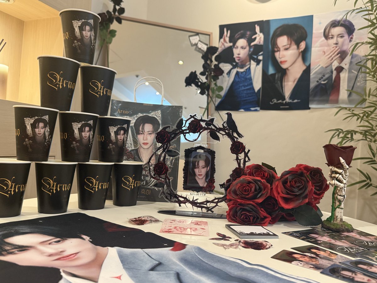 Limerence_0707_'s tweet image. 내일 오후 2시에 시작해용~

♥︎ 감탄커피
（서울 강남 테헤란로 522 홍우빌딩 지하1층）

♥︎ HASHTAG :
#벗은_장미_빛나는_비늘
#TheRoseUnsheathed

#张家豪 #ARNO #아르노 #アルノ 
#ALPHADRIVEONE #ALD1
#알파드라이브원