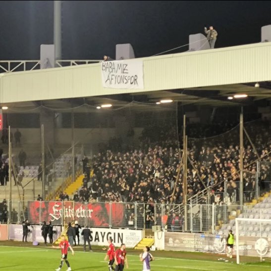 pankartı kaldırmak için tırmandıklarını öğrenince daha da komik oluyor olay