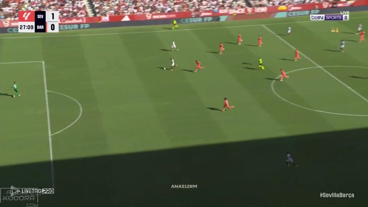 Gol Mbappé vs Barcelona lahir dari trik memanipulasi jebakan offside andalan mereka—sama seperti yang pernah dilakukan Sevilla:

— Pelari pertama bergerak ke depan buat trigger offside trap
— Pelari kedua bergerak di belakang bek lawan (run in behind) setelah gerakan pelari