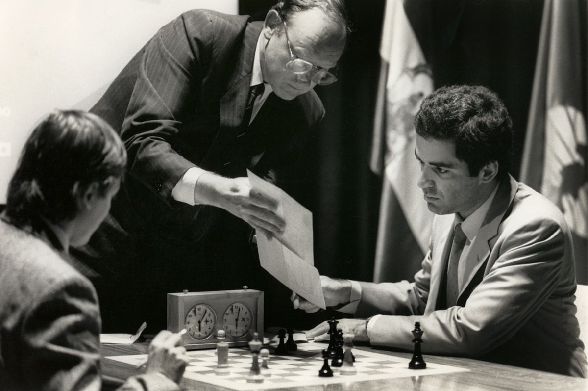 On this day in 1987, in Seville - the 7th game of the fourth World Championship match between Garry Kasparov &amp; Anatoly Karpov. Here, chief arbiter Geurt Gijssen is at the board as the game is adjourned. It was eventually drawn in 79 moves.
(📷via gpntb.ru.) #chess