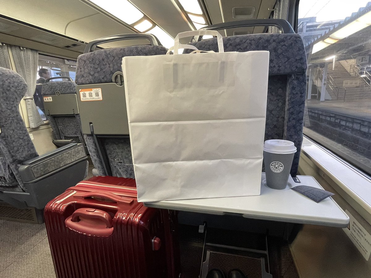 出張＝🦍家への貢物選びになっていて草🌱
推し活ってこんな気持ちなのね←

どれがいいかなって電話したのに
出なかったから袋いっぱいになっちゃったよ←

<a href="/po_sansei/">ごりぴ@ツリネバ</a>
<a href="/chotetee/">ちょて</a>