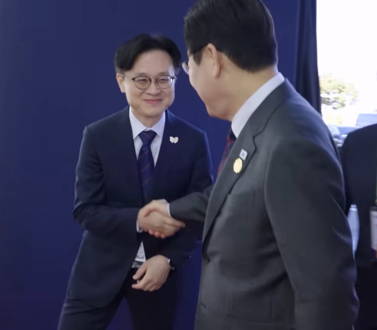 이런 인상을 가진 김정관 산업통상부 장관이 협상 과정에서는 ‘한국을 밟는다고 밟아지는지 한번 보라, 밟는 발도 뚫릴 것’ 이라고도 했다는거지? 개멋있슨