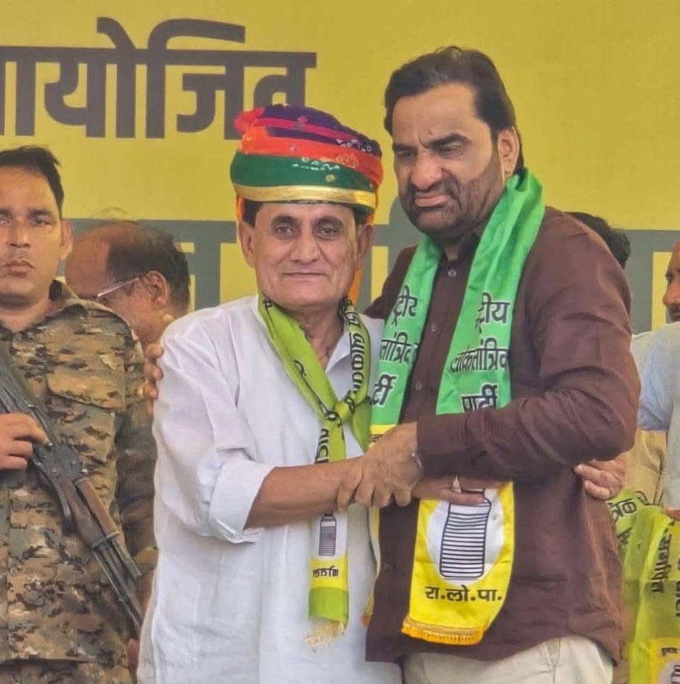 दिलीप जी चौधरी के RLP में शामिल होते ही कांग्रेस के भीतर फिर से पुराने ज़ख्म हरे हो गए हैं।
एक तरफ पायलट गुट उन्हें गहलोत के नज़दीकी बताकर दूरी बना रहा है तो दूसरी ओर गहलोत खेमे के लोग उन्हें पायलट का विश्वस्त बताकर असहज हैं।

बीच में भट्ठा गैंग अपनी पुरानी आदतों पर कायम है अपने