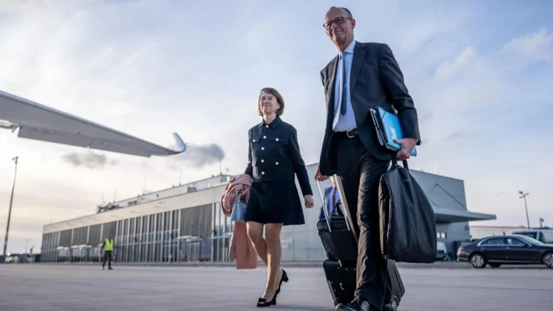 TurhanBzkrt's tweet image. 🇩🇪Dünyanın en büyük 4&apos;üncü ekonomisi Almanya...

🧳Almanya Başbakanı Friedrich Merz, Türkiye&apos;ye böyle geldi. 

📂 Kılıflı takım elbisesini, bavulunu ve klasörleri kendisi taşıyor. 

🚨 Pervaneye dönmüş danışmanlar, korumalar yok.