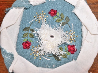 sumire_shisyu's tweet photo. ボサボサからの🐇🐇🐇白ウサちゃん🐰
#embroidery #スミルナステッチ #stumpwork https://t.co/j3ibYfSiPf