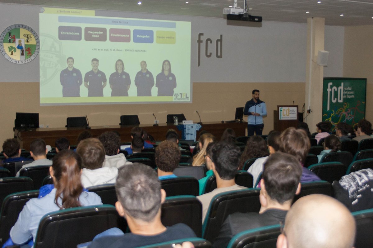 fcd_uex's tweet photo. Hemos recibido a @DavidPizMat, Doctor en Ciencias del Deporte y Director Metodológico y Sport Scientist del @FS_Talavera, quien ha impartido una interesante charla sobre la aplicación de la investigación y la metodología científica en el desarrollo del talento deportivo. https://t.co/C4TAWbEYDw