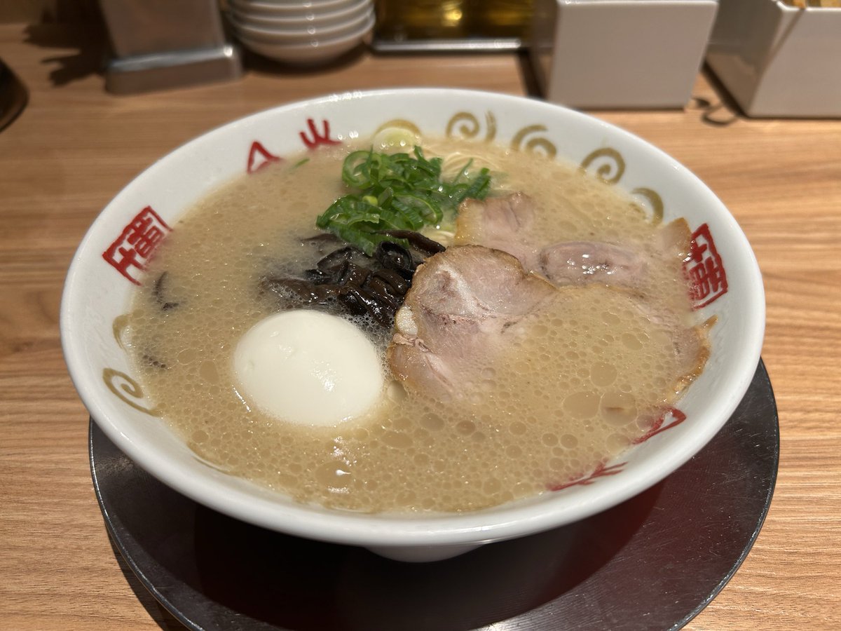 前回の福岡出張では毎食豚骨ラーメンという暴挙に出た挙句に腹をブチ壊したので、今回は2食のみにしといた。
めっちゃ美味かった。