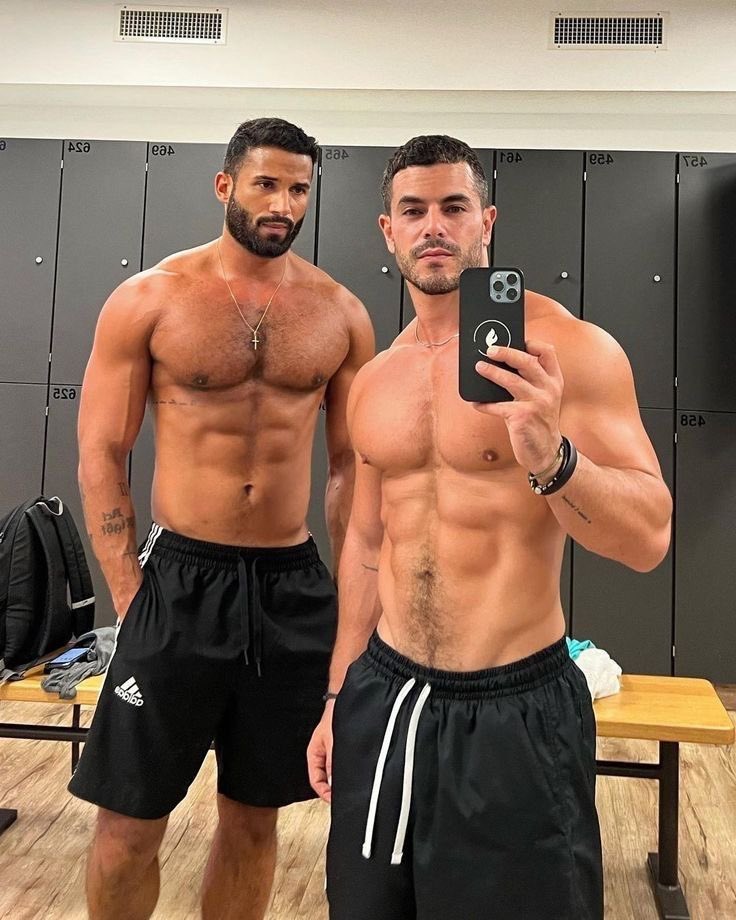 hotdudez1's tweet photo. left or right? https://t.co/7DKQuRvBzw