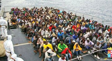 AYsselar's tweet photo. @moeva18 De enig #democratische oplossing zou zijn dat al die nieuwe #kansenparels worden #gehuisvest in de #postcodes waar #voorstanders van #immigratie wonen.
Zo heeft #Amsterdam recht op 120.000 #asielzoekers. https://t.co/pxobB0ieCs