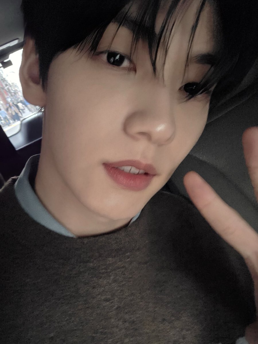 translatingTXT's tweet photo. [251030] weverse dm 🐰💬

🐰 i looked handsome today
🐰 so i wanted to greet a lot of people
🐰 but they stopped me because they said it would be dangerous because it’s too crowded
🐰 sorry
🐰 anyway, congratulations to covernat on opening their seongsu store
🐰 and thank you to moas who came to cheer me on too