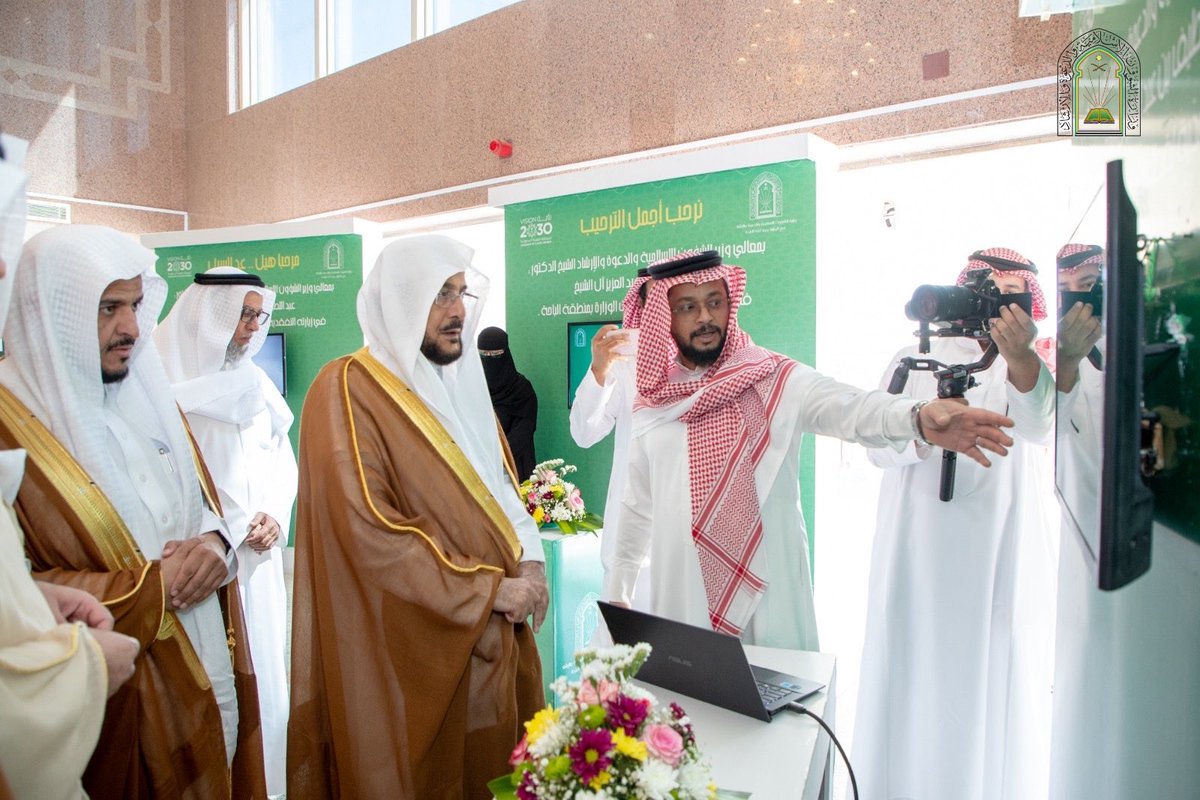 Saudi_Moia's tweet photo. دشَّن معالي وزير الشؤون الإسلامية والدعوة والإرشاد الشيخ الدكتور عبداللطيف بن عبدالعزيز آل الشيخ عددًا من مشاريع بناء وترميم وتشغيل وصيانة المساجد والجوامع في محافظات #منطقة_الباحة، بلغت قيمتها الإجمالية أكثر من 74 مليون ريال، ضمن جهود الوزارة في العناية ببيوت الله وتهيئتها بما يليق بمكانتها، تنفيذًا لتوجيهات القيادة الكريمة التي تولي المساجد عناية خاصة من حيث الإنشاء والتجهيز والصيانة. 

جاء ذلك خلال الحفل الرسمي الذي أقيم بمقر فرع الوزارة بمنطقة الباحة بالقاعة الرئيسية، وذلك بحضور أصحاب السعادة والفضيلة وكلاء الوزارة ومديري العموم لفروع الوزارة بمناطق المملكة، ومديري الإدارات بالمحافظات ومنسوبي ومنسوبات الفرع.

https://t.co/VyG1Y0zib5
