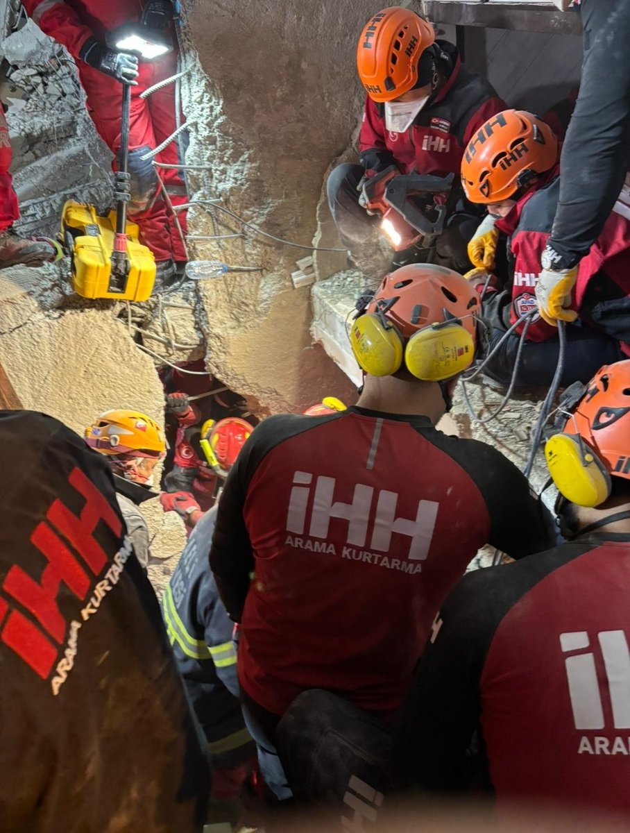 Yorulmak nedir bilmeyen,Canla başla mücadele eden tüm Arama Kurtarmacılarımızdan Allah razı olsun.
Sağ kurtulan kardeşimize acil şifalar,Vefat eden vatandaşlarımıza Allah'tan rahmet diliyorum.
Rabbimiz Milletimizi ve Ümmetimizi daha beter felaketlerden muhafaza eylesin.

Gebze'25