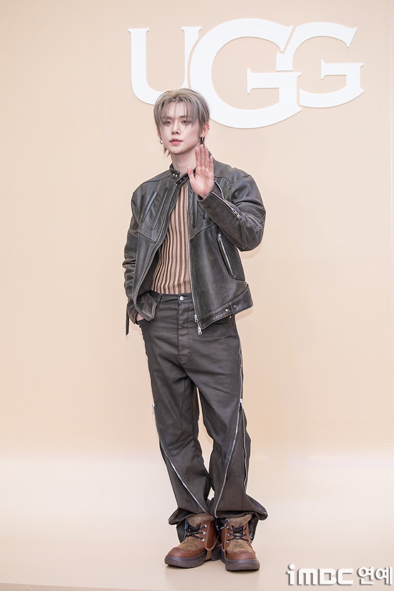 imbcenews's tweet photo. [포토] TXT 연준, 겨울남자 
#투모로우바이투게더 #TXT #연준 #YEONJUN
#어그 #UGG #포토콜_251030 [iMBC연예]

TXT(투모로우바이투게더) 연준이 30일 오후 서울 강남구 도산대로에 한 플래그십 스토어에서 열린 패션 슈즈 브랜드의 콜라보 제��� 론칭 행사에 참석해 포즈를 취하고 있다.

⬇️고화질 Click Plz⬇️
https://t.co/9qgn5vrXhu