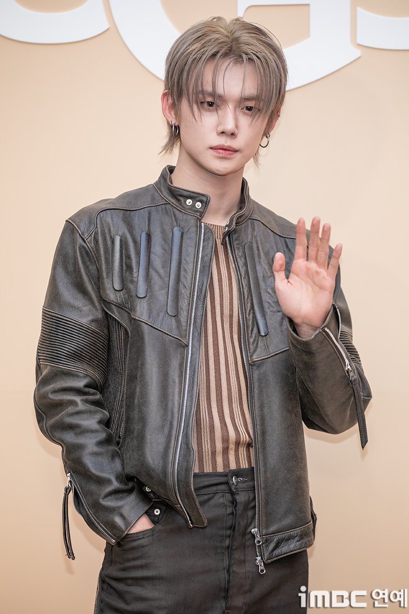 imbcenews's tweet photo. [포토] TXT 연준, 겨울남자 
#투모로우바이투게더 #TXT #연준 #YEONJUN
#어그 #UGG #포토콜_251030 [iMBC연예]

TXT(투모로우바이투게더) 연준이 30일 오후 서울 강남구 도산대로에 한 플래그십 스토어에서 열린 패션 슈즈 브랜드의 콜라보 제��� 론칭 행사에 참석해 포즈를 취하고 있다.

⬇️고화질 Click Plz⬇️
https://t.co/9qgn5vrXhu
