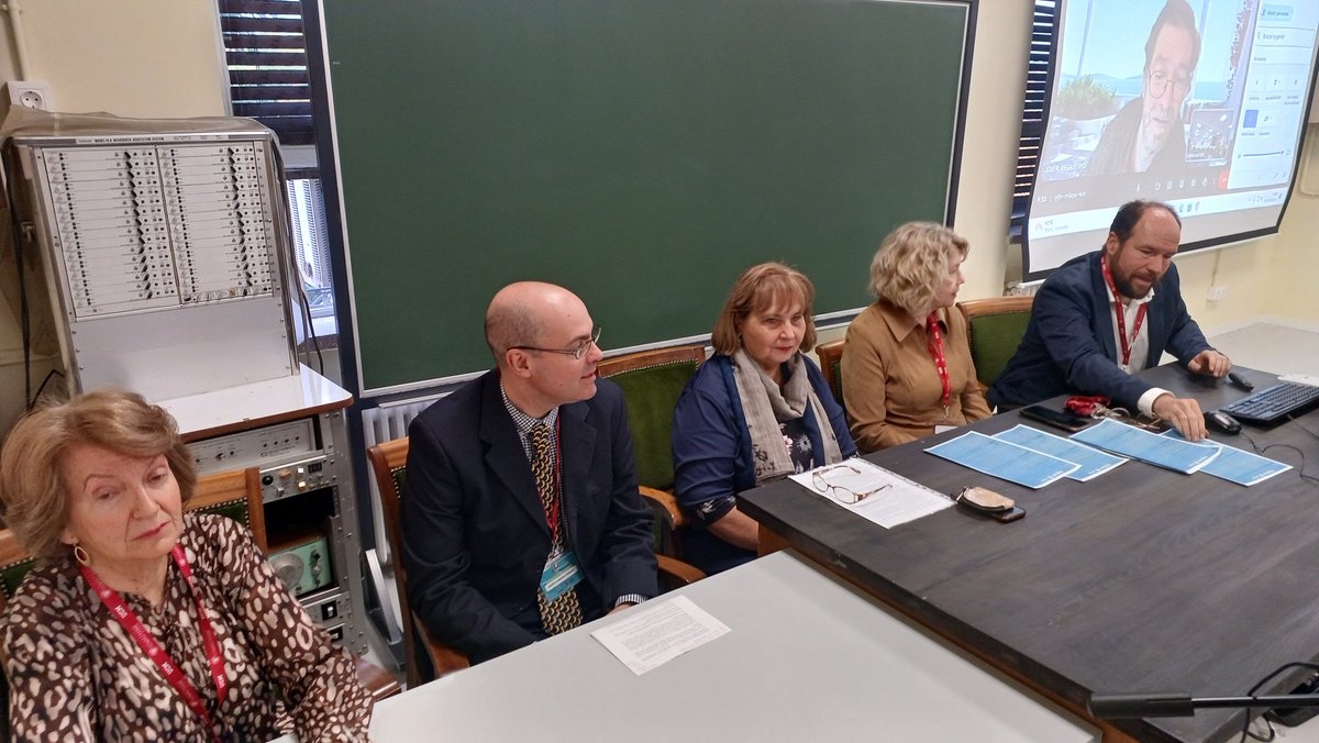 DptoFisioUCM's tweet photo. Inauguración del IV @CJI_fisio_UCM con la Decana de la @FMedicinaUniCM, Mª Victoria Villena, del Vicedecano de Investigación, José Ramón Regueiro, la Dra. Meritxell López de la @SECF_fisiologia, el Director del @DptoFisioUCM Sergio D. Paredes, y la Dra. Asunción López-calderón. https://t.co/LE5h4e9eXm