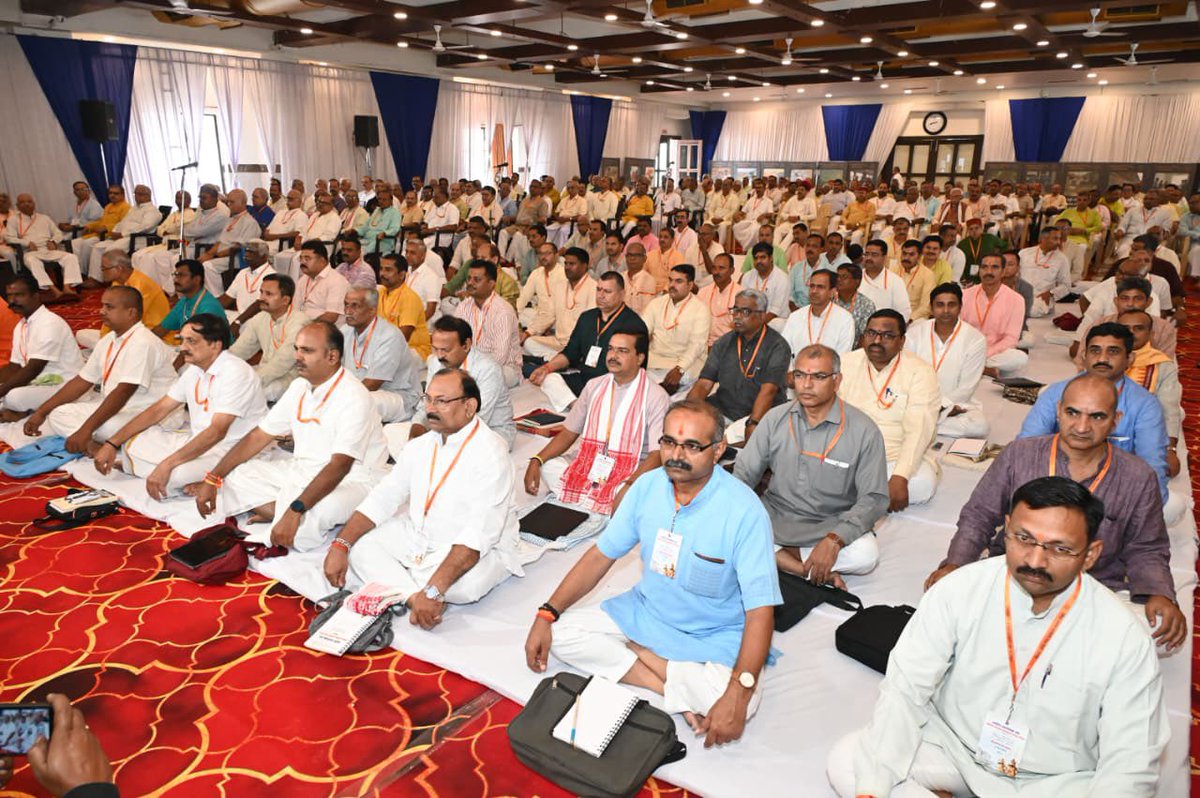 RSSorg's tweet image. जबलपुर में प्रारम्भ हुई संघ की तीन दिवसीय अखिल भारतीय कार्यकारी मण्डल बैठक

राष्ट्रीय स्वयंसेवक संघ की अखिल भारतीय कार्यकारी मंडल बैठक आज 30 अक्टूबर को जबलपुर के कचनार सिटी में प्रारम्भ हो गई। बैठक का शुभारंभ संघ के पूज्यनीय सरसंघचालक डॉ. मोहन भागवत जी और सरकार्यवाह मान.…