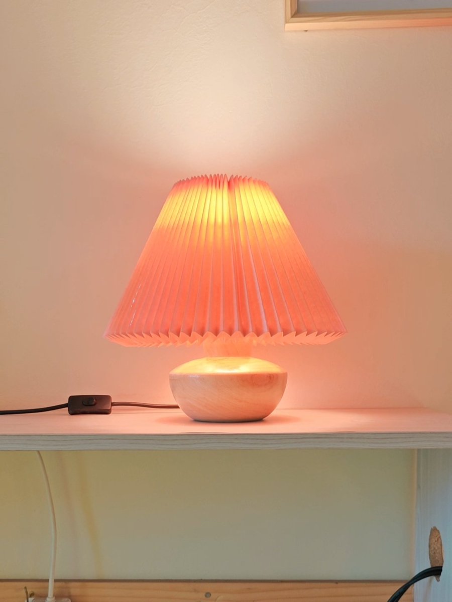 Kraft_kenya's tweet image. ✨ Meet Eira — where warmth meets minimalism.
A soft glow, a sculpted wooden base, and pleated charm that turns any corner into calm.

kraftkenya.com

#DesignInLight #MinimalHome #EiraLamp