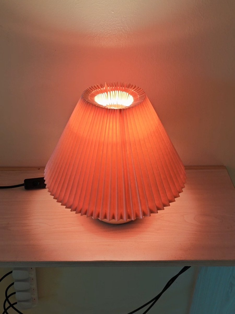 Kraft_kenya's tweet image. ✨ Meet Eira — where warmth meets minimalism.
A soft glow, a sculpted wooden base, and pleated charm that turns any corner into calm.

kraftkenya.com

#DesignInLight #MinimalHome #EiraLamp