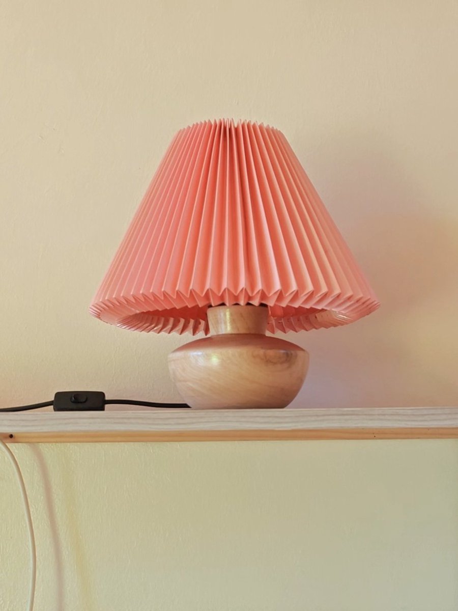 Kraft_kenya's tweet image. ✨ Meet Eira — where warmth meets minimalism.
A soft glow, a sculpted wooden base, and pleated charm that turns any corner into calm.

kraftkenya.com

#DesignInLight #MinimalHome #EiraLamp