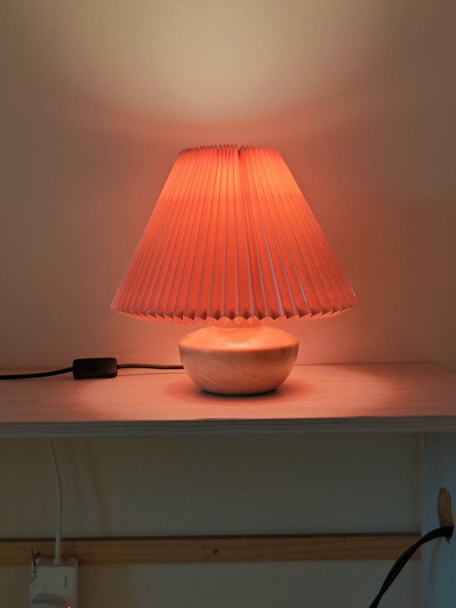 Kraft_kenya's tweet image. ✨ Meet Eira — where warmth meets minimalism.
A soft glow, a sculpted wooden base, and pleated charm that turns any corner into calm.

kraftkenya.com

#DesignInLight #MinimalHome #EiraLamp