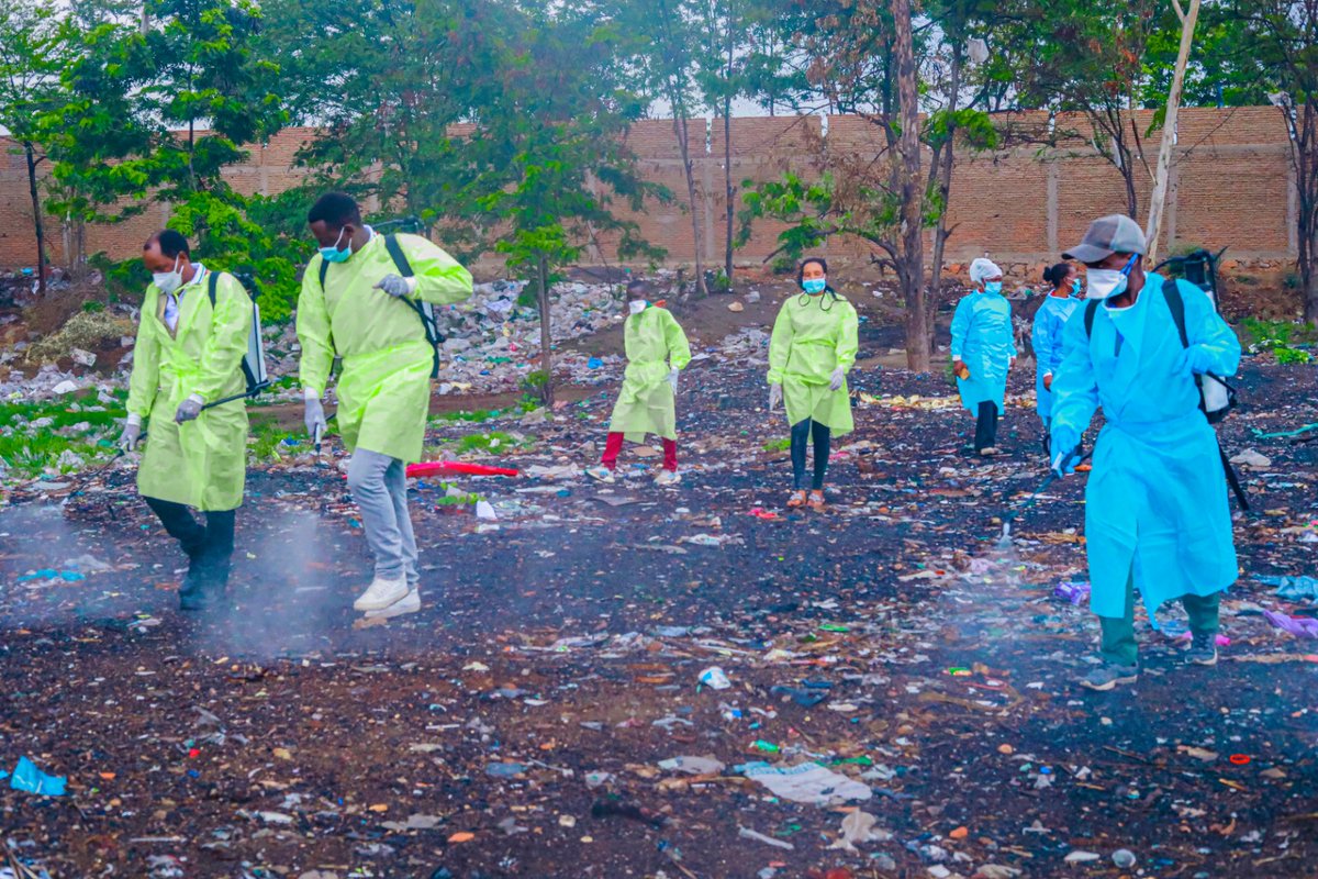 ImicokamaRadio's tweet photo. Une campagne de pulvĂ©risation a Ă©tĂ© lancĂ©e le 29 octobre 2025 dans la zone de #Buterere, au nord de la mairie de #Bujumbura. Lâinitiative, portĂ©e par Action et Humanisme et les autoritĂ©s sanitaires, vise Ă freiner la propagation du cholĂ©ra. #Burundi https://t.co/7HHA17pvlE https://t.co/f2bYI8llc6