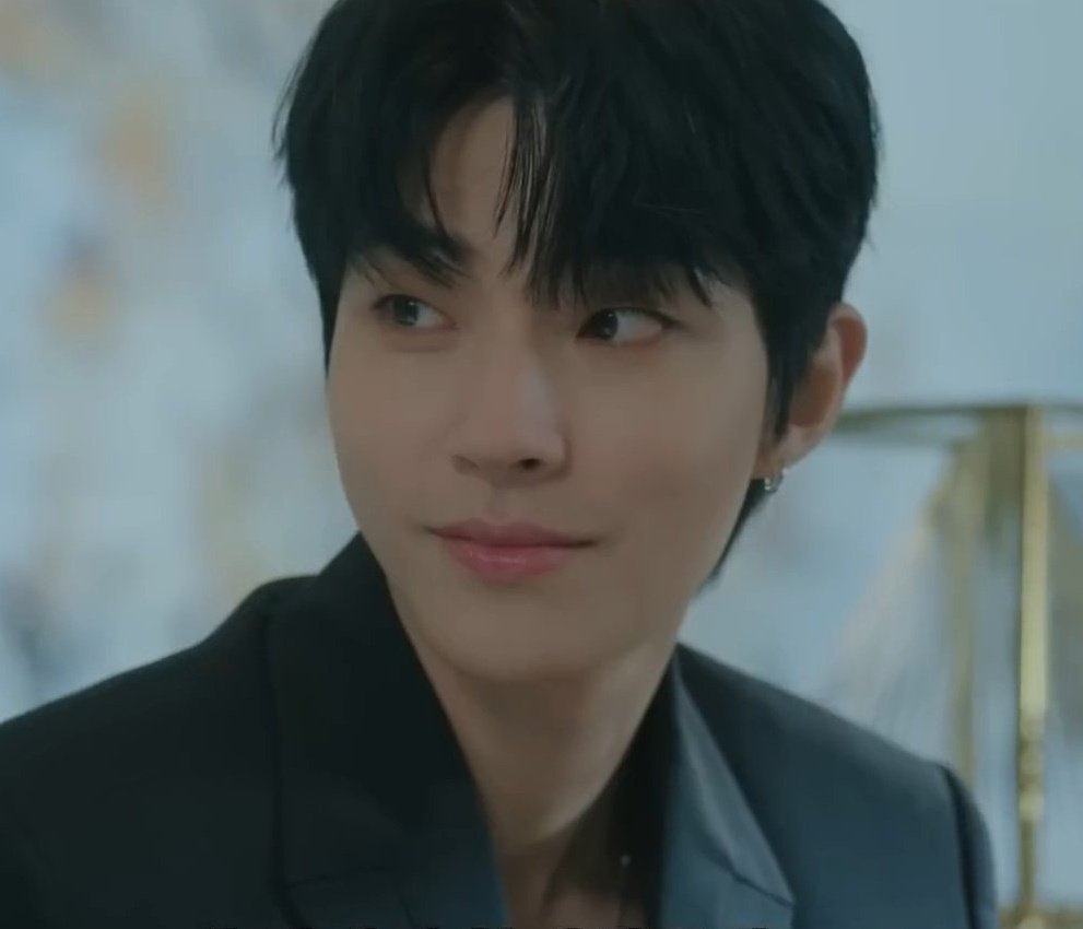 HELLO THE EARRING 😭