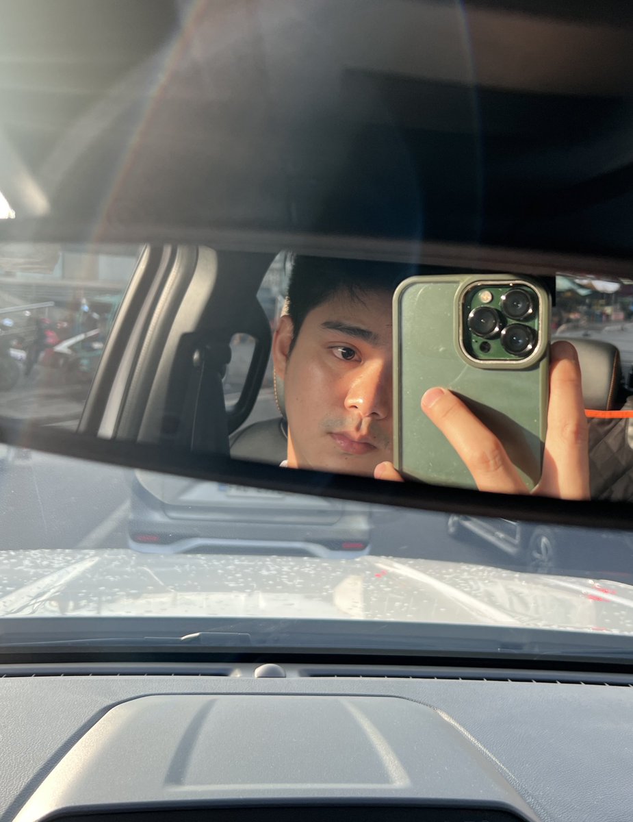 mockingjames14's tweet photo. Bored sa traffic https://t.co/ON5ih7F5ec