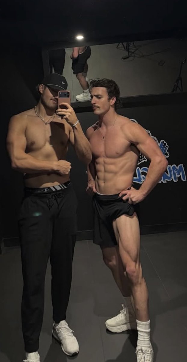 spinorbinmusic's tweet image. Benson Boone looking confident and focused at the gym with his friend 💪✨ Fitness era unlocked! #BensonBoone #WorkoutMode