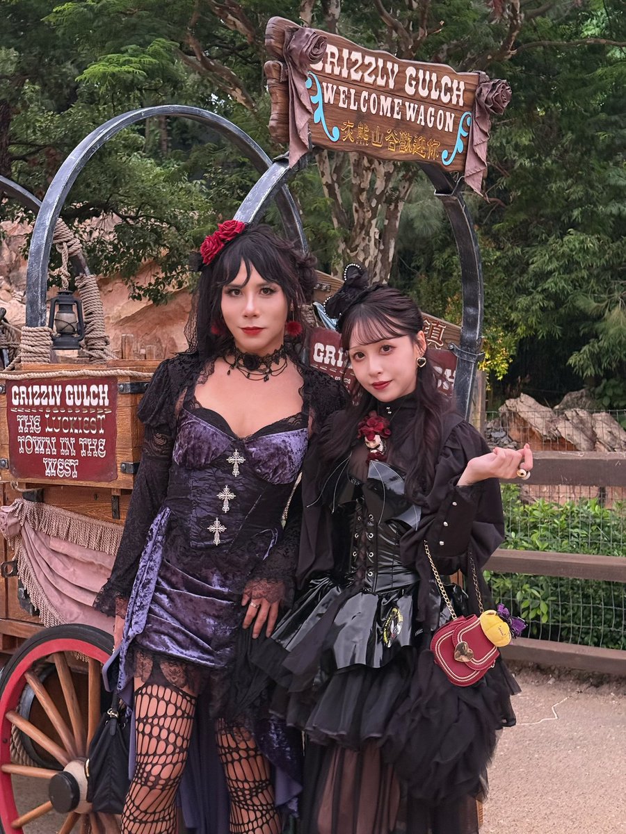 jinnybabybaby's tweet photo. This is Halloween, halloween, the Pumpkin King 🎃🎃🎃
Do you aware there are two Jack in the 3rd photo? 😁
@yauyauyauboei @amandaai0621
#thisishalloween #pumpkinking #jinnybaby #crossdress #女裝子 #disneylandhk #jackskeleton https://t.co/DGTQB6D2F7