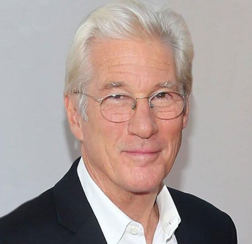 "Una sera ho ricevuto una telefonata da un caro amico. Quando mi ha chiesto come stavo, non so perché gli ho risposto: «Mi sento molto solo».
«Vuoi che parliamo?» mi ha detto. «Vuoi che venga a casa tua?»
Io ho risposto di si. In meno di 15 minuti lui stava già bussando alla mia